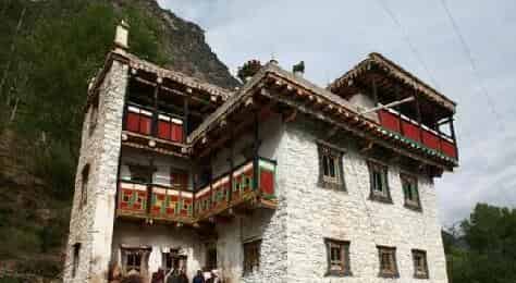藏族居民建筑有什么独特，民居装饰有什么特点